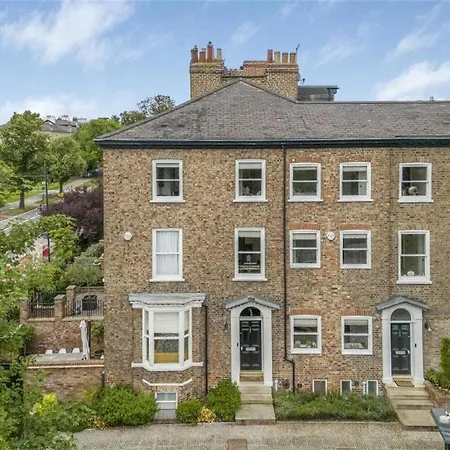 Stunning House Near Racecourse