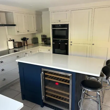 Stunning House Near Racecourse בית נופש *