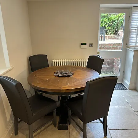 Stunning House Near Racecourse בית נופש *