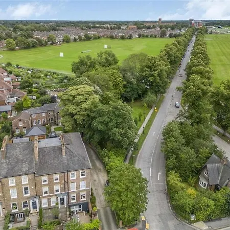 Stunning House Near Racecourse *
